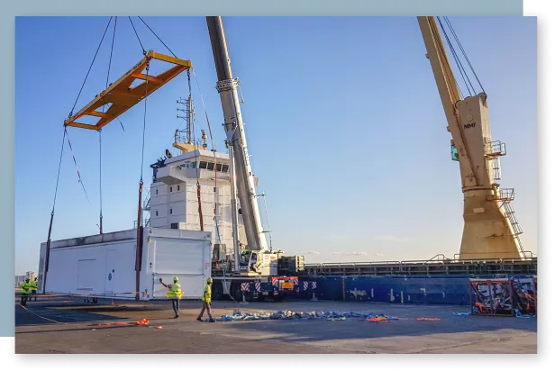 photo de chargement de container sur une barge à quai