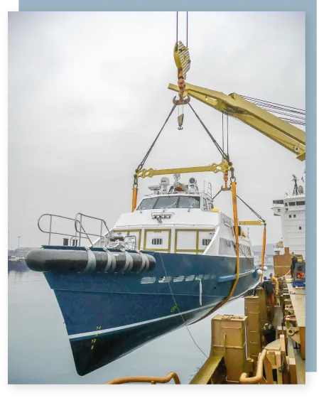 photo de chargement de bateau sur une barge par grue